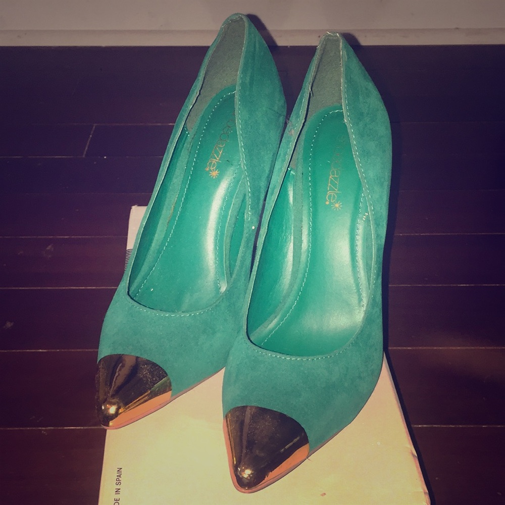 Shoe Dazzle Green and Gold tip High Heels